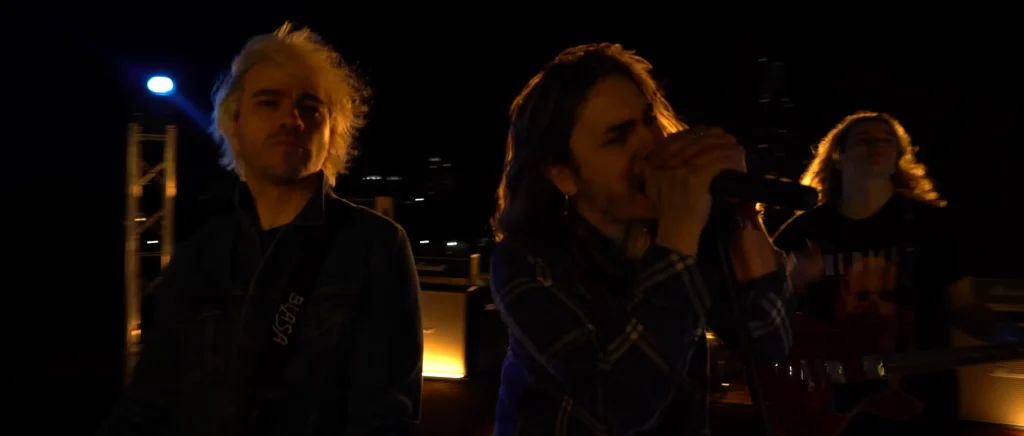 Airbag en el clipe de Pensamientos