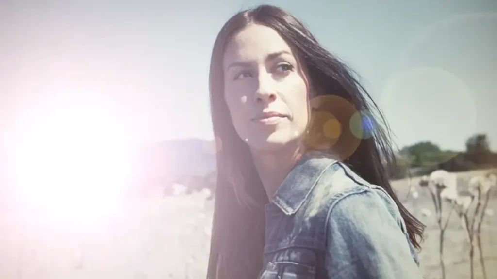 Alanis Morissette en el video de Guardian