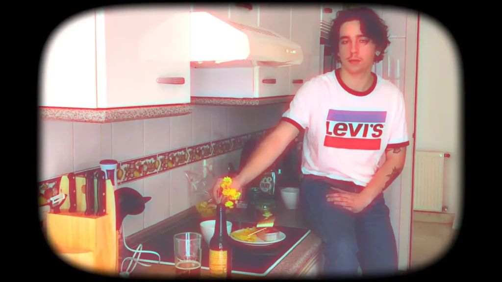 Ralphie Choo en el video de Lonely Boy