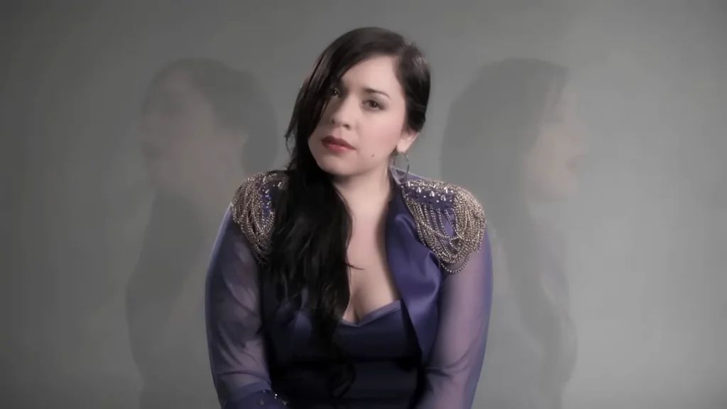 Carla Morrison en el video de Disfruto