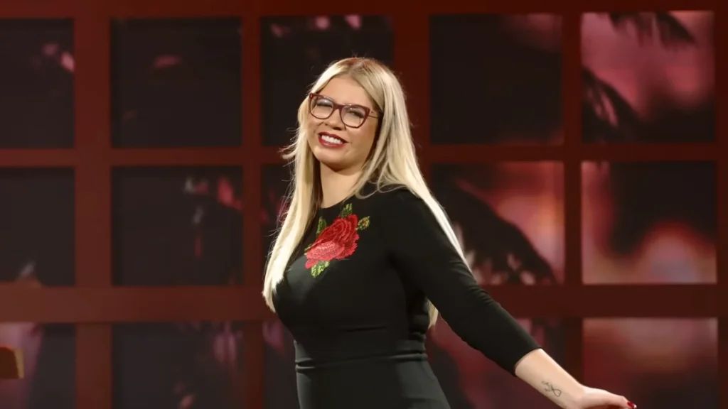 Marília Mendonça en el video de Leão