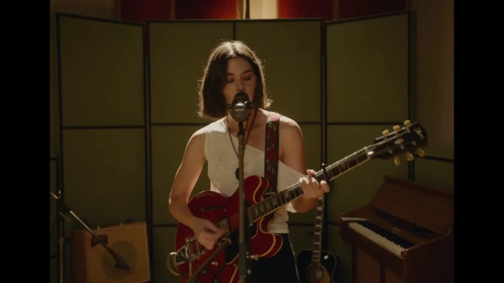 Gracie Abrams no vídeo de Free Now Extended Play