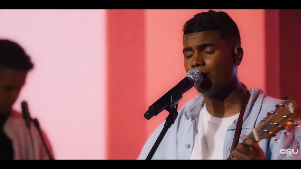 Alexsander Lucio no clipe de O Fogo Arderá