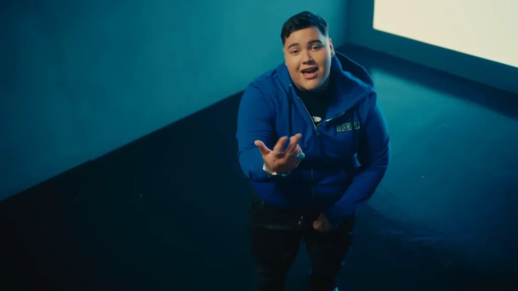 FloyyMenor en el video de Apaga El Cel