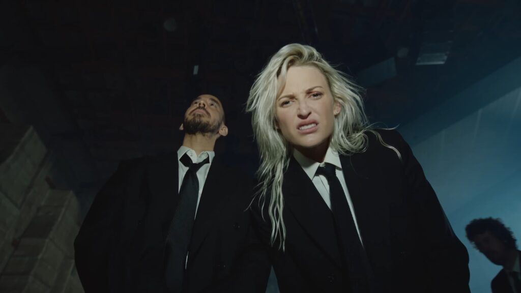 Linkin Park no clipe de Two Faced