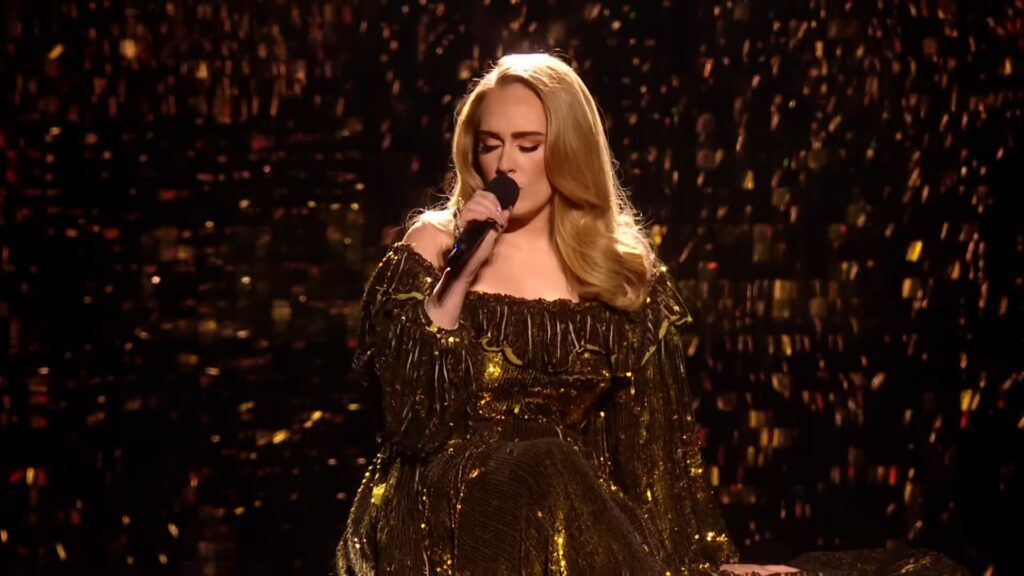 Adele apresentando I Drink Wine no The Brit Awards 2022