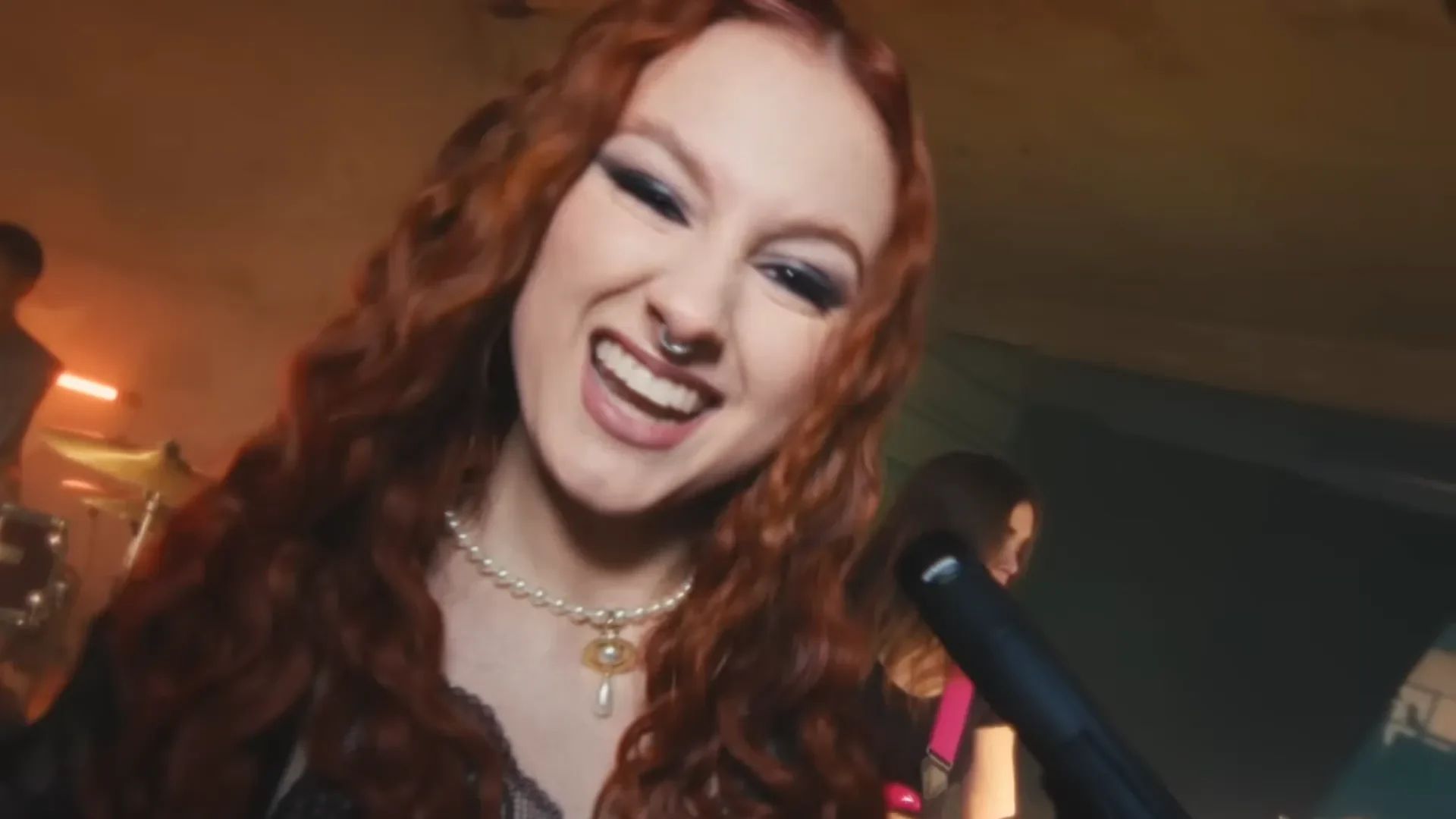 Rulana en el video de Chicas Malas Desafinan