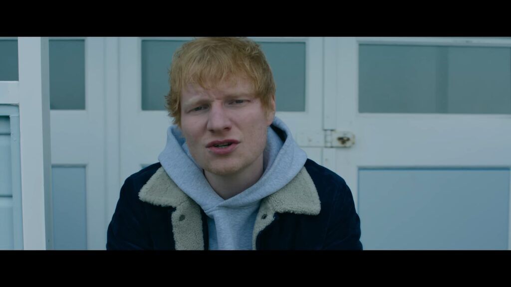 Ed Sheeran no clipe de Under The Tree