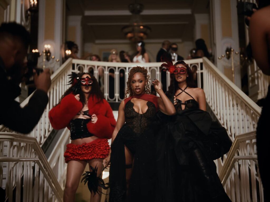FLO no clipe de In My Bag