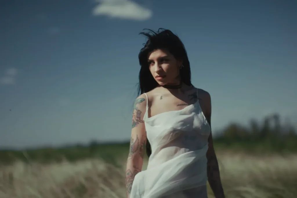 Cazzu en el video de LA CUEVA