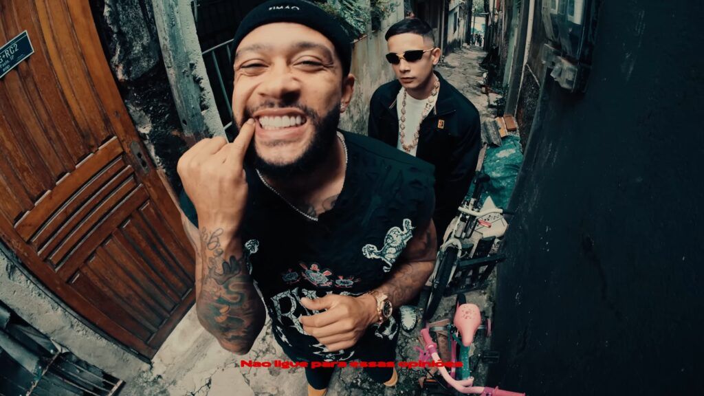 Memphis Depay e MC Hariel no clipe de Falando com as Favelas