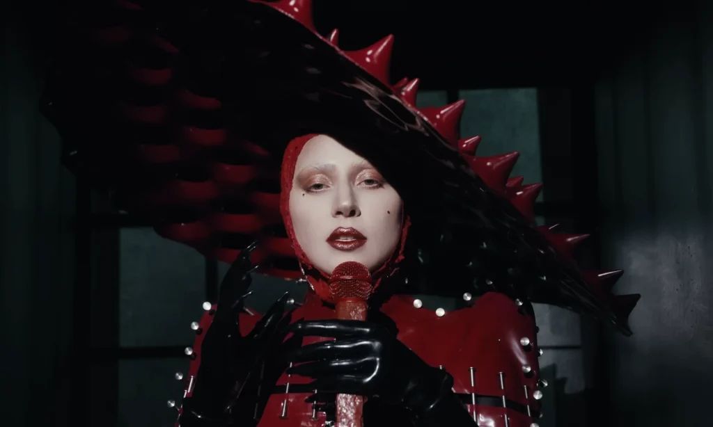 Lady Gaga no clipe de Abracadabra