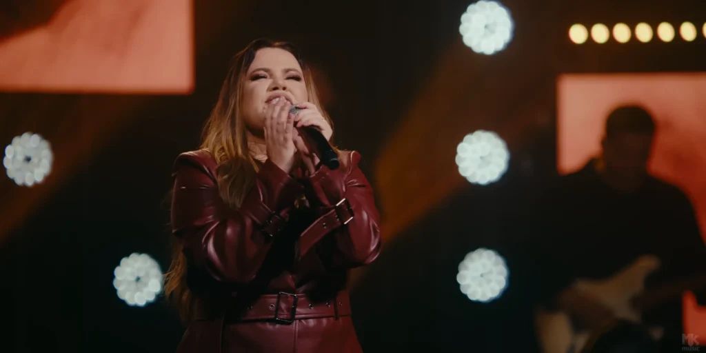 Sarah Farias no clipe de Se Eu Não Te Ouvir