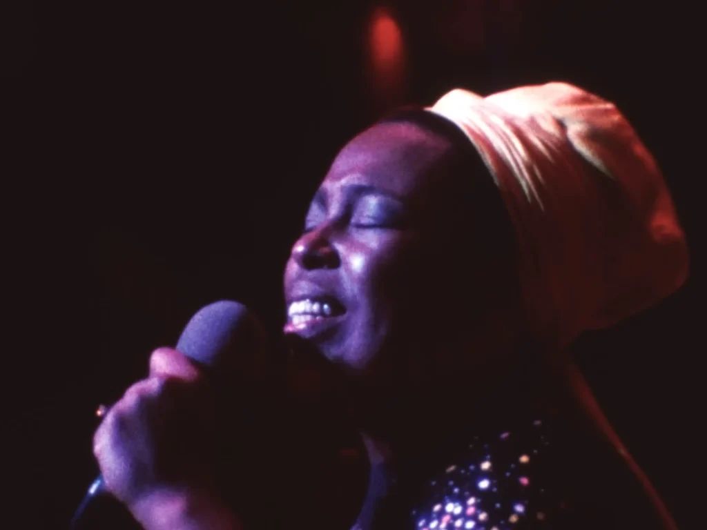 Roberta Flack no clipe de Killing Me Softly With His Song