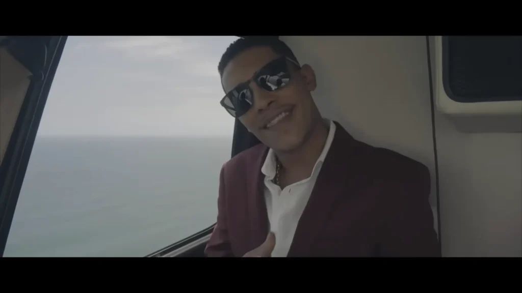 MC Poze do Rodo no clipe de To Voando Alto