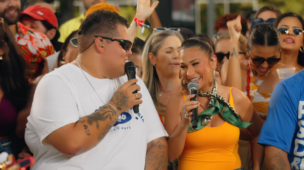 Grupo Menos É Mais e Simone Mendes