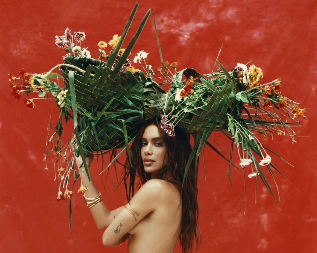 Anitta na capa de EQUILIBRIVM