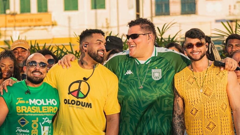grupo menos é mais billboard