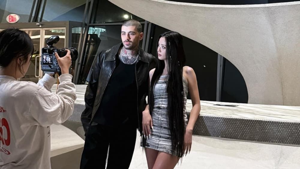 zayn jisoo eyes closed