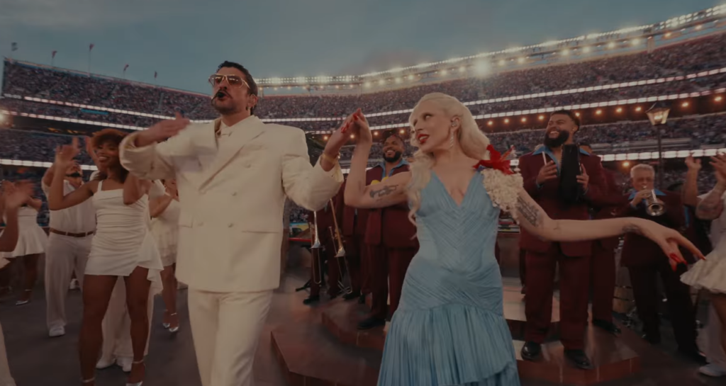 Bad Bunny e Lady Gaga em apresentação no Super Bowl 2026