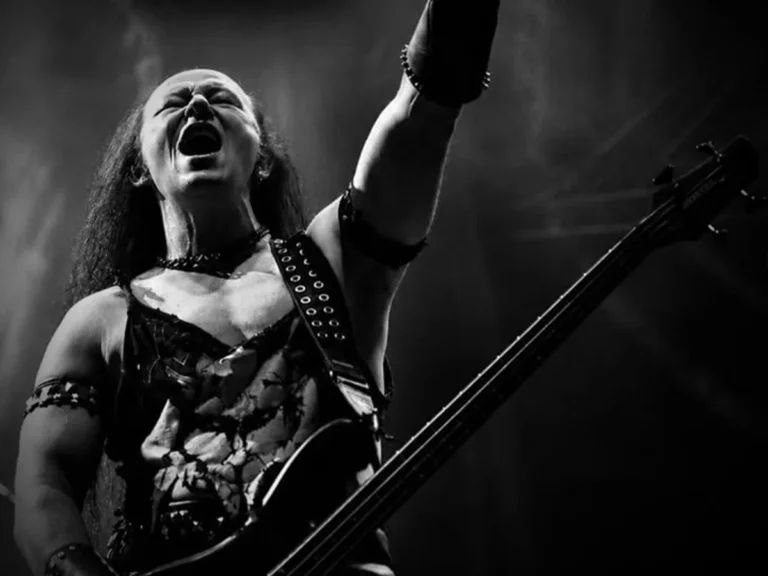 Morre Cronos, vocalista e baixista do Venom, aos 63 anos