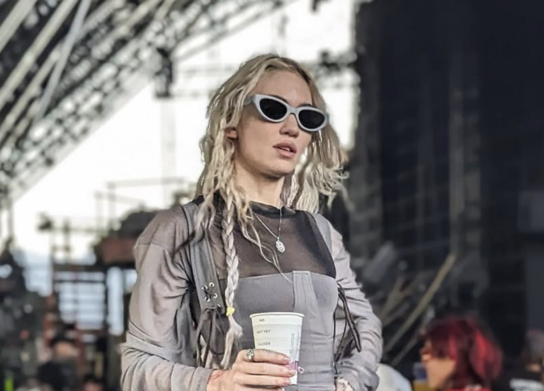 Grimes anuncia álbum “Psy Opera” e lança single “Accelerando”