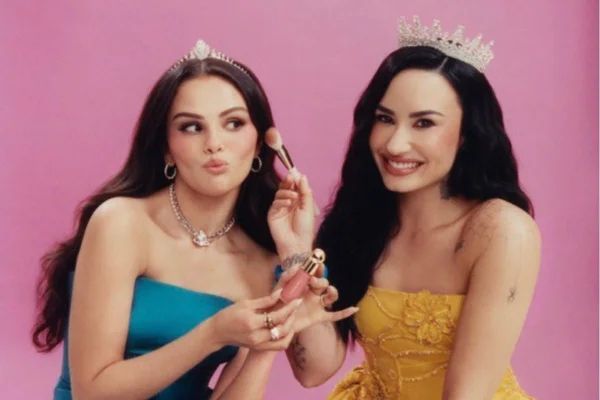 Selena Gomez e Demi Lovato se reúnem em campanha da Rare Beauty