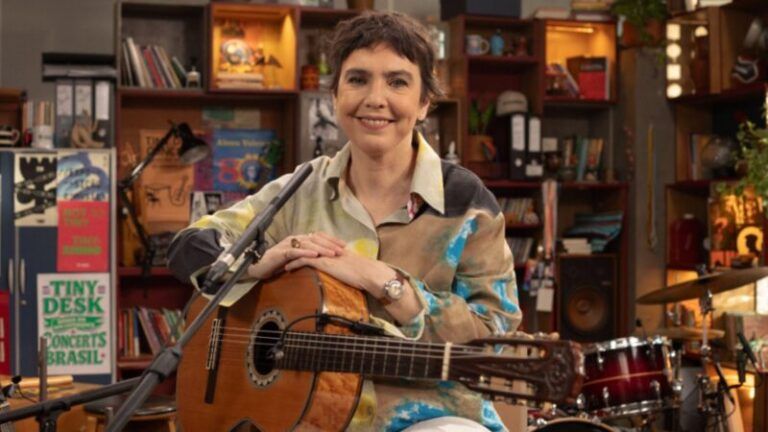 Adriana Calcanhotto canta “Inverno” e “Vambora” no Tiny Desk Brasil
