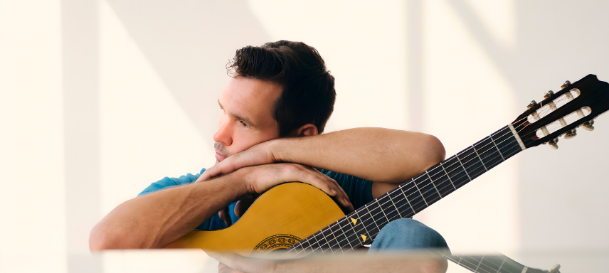 Post em destaque: 15 músicas tristes para tocar no violão