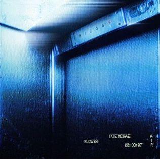 Capa do álbum "slower", de Tate McRae