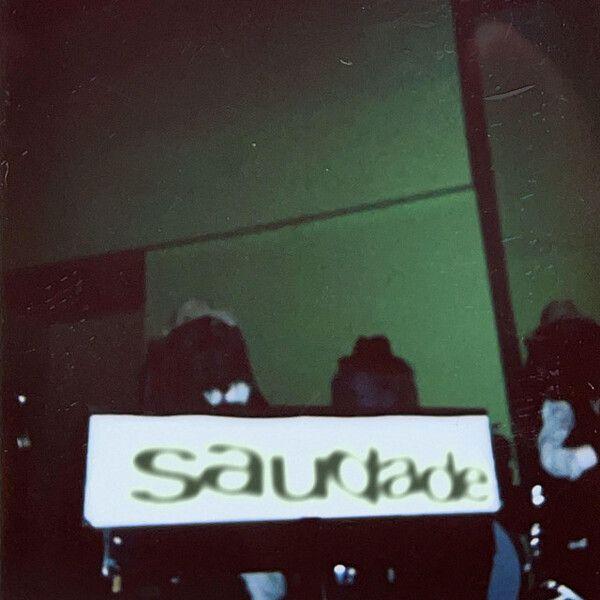 Capa do Single/EP "SAUDADE", de Claustrofóbicos