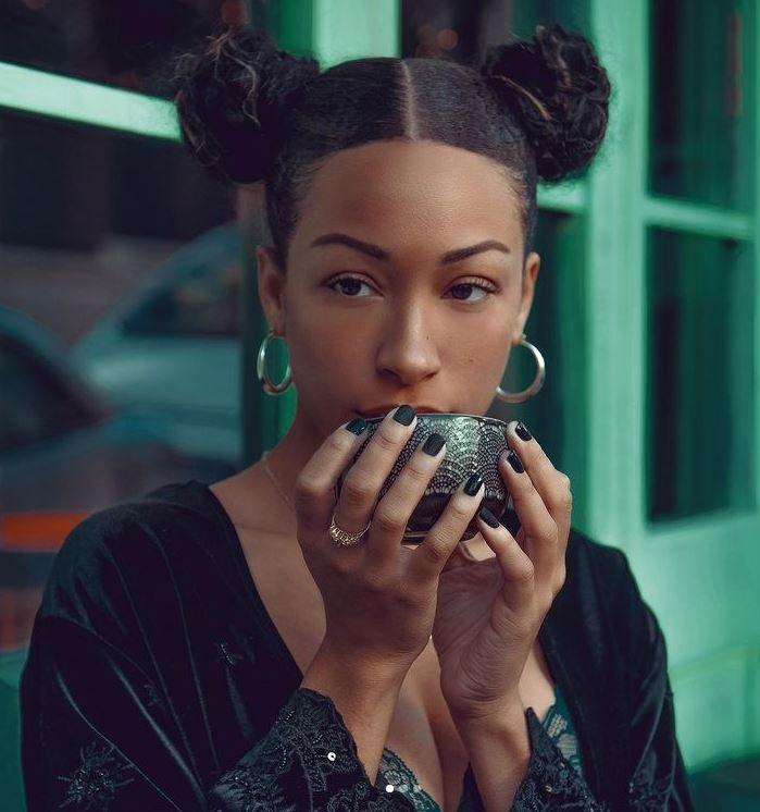 Portada de Álbum "Someting Warm to Wear", de Karina Pasian