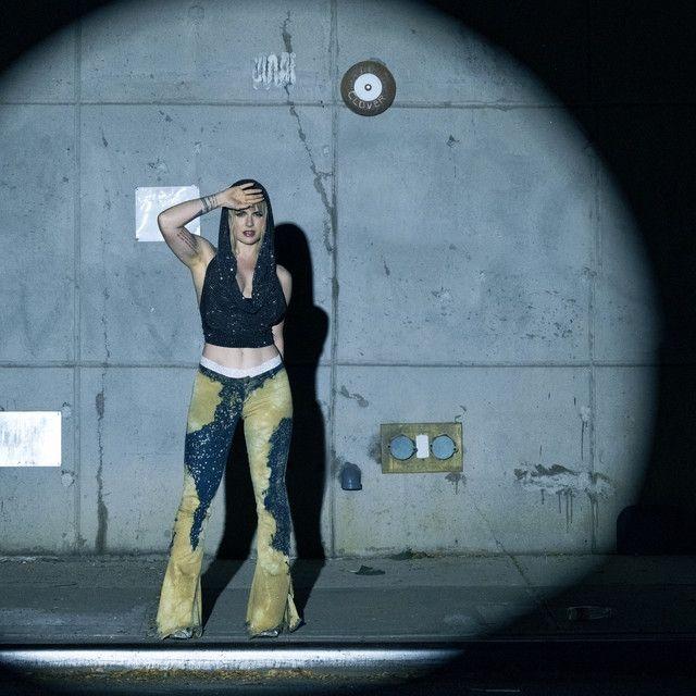 Portada del álbum "NGL", de JoJo