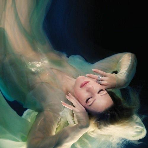 Capa do álbum "Cure For Love", de Ellie Goulding