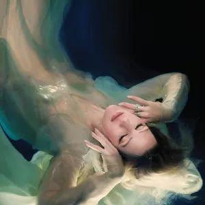 Capa do álbum "Higher Than Heaven", de Ellie Goulding