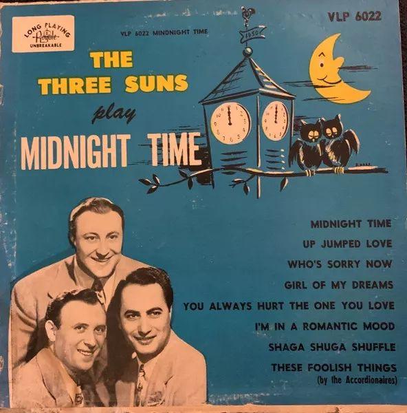 Capa do álbum "The Three Suns Play Midnight Time", de The Three Suns
