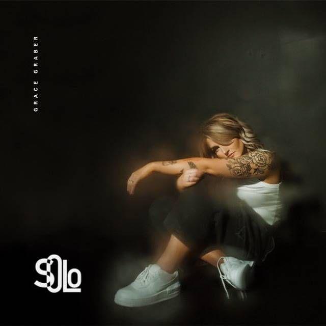 Capa do álbum "SOLO", de Grace Graber
