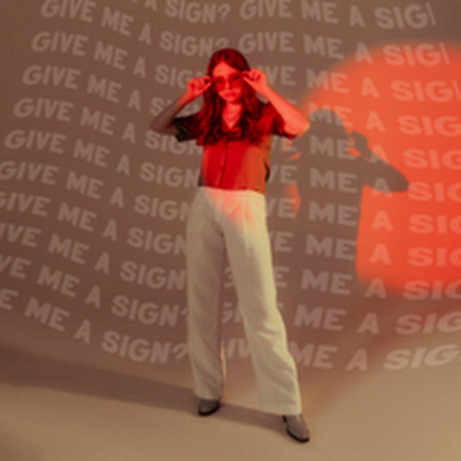 Portada de Sencillo/EP "Give Me a Sign?", de Ayla Tesler-Mabe