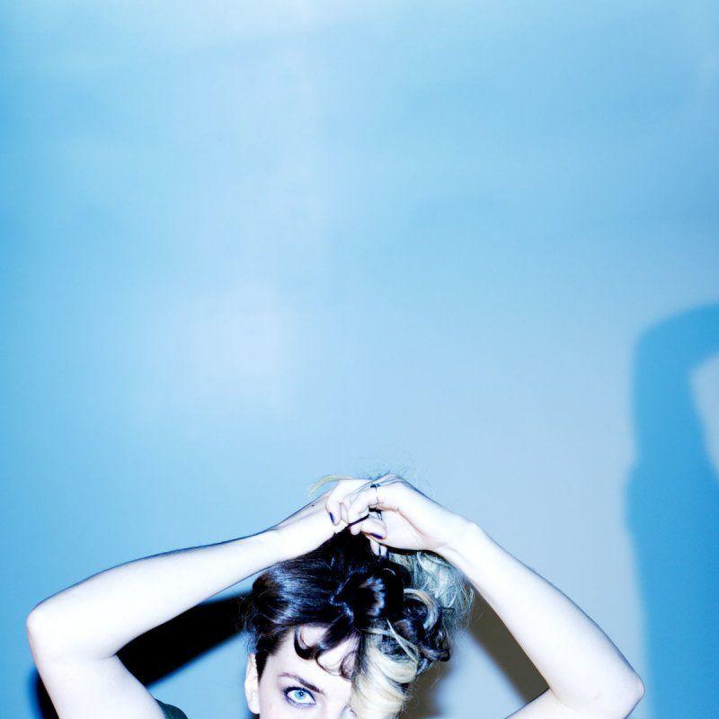 Portada de Sencillo/EP "Hello", de Mozart's Sister