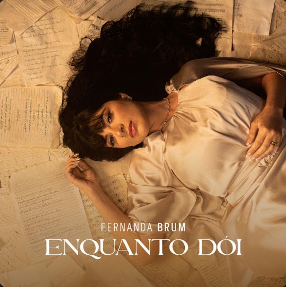 Portada del álbum "Enquanto Dói", de Fernanda Brum
