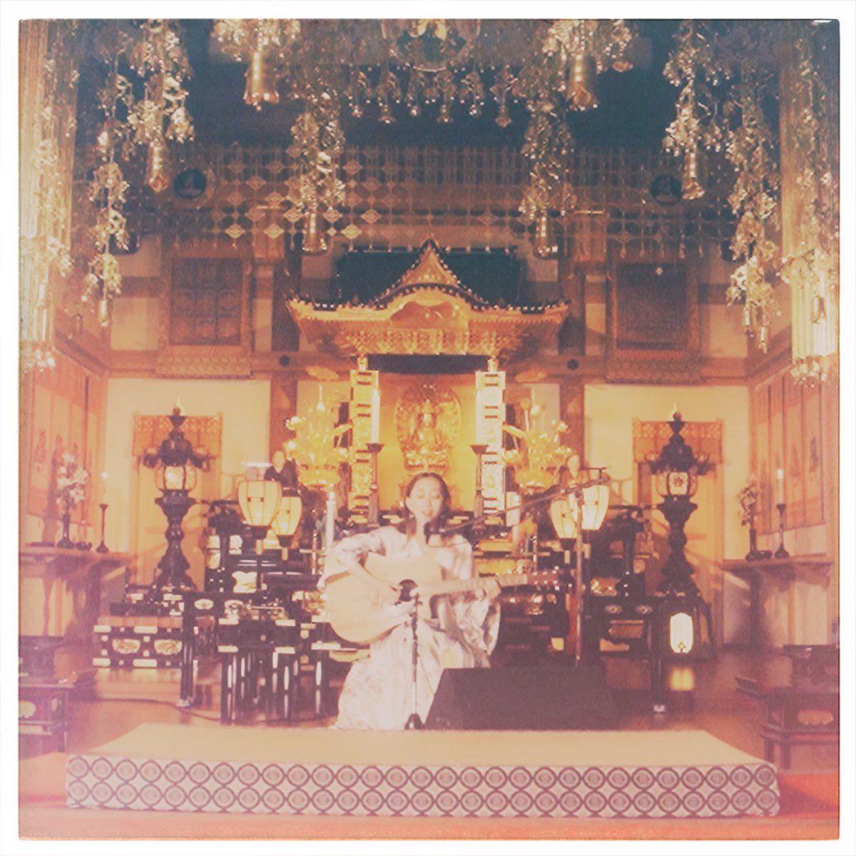 Capa do álbum "The Temple", de Rie Fu