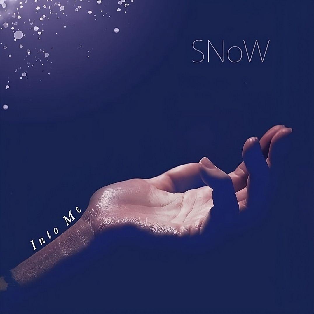 Capa do Álbum "Into Me", de SNoW