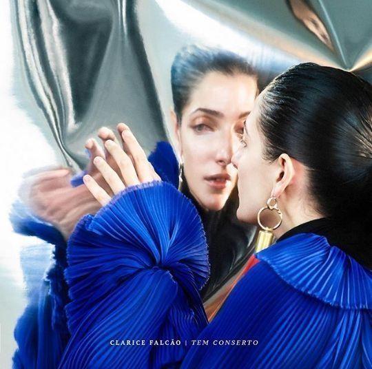 Portada de Álbum "Tem Conserto", de Clarice Falcão