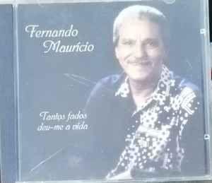 Album cover of "Tantos Fados Deu-me A Vida" by Fernando Maurício