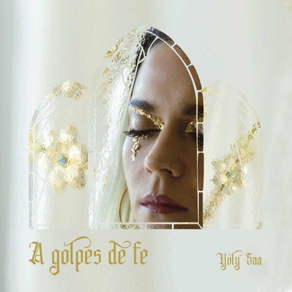 Capa do Álbum "A Golpes de Fe", de Yoly Saa