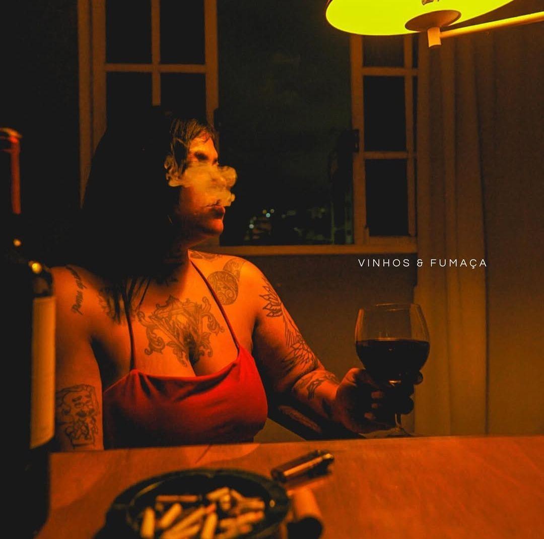Capa do Álbum "Vinhos & Fumaça", de Juyè