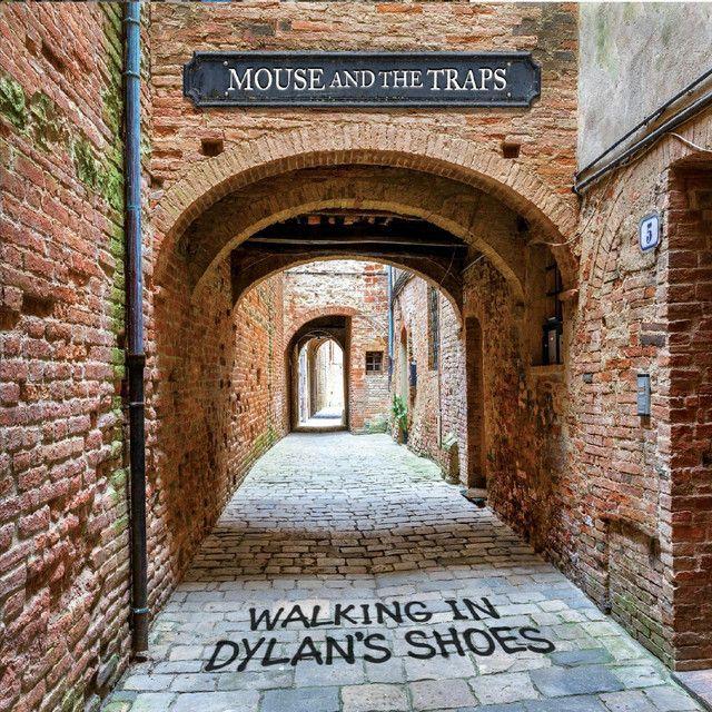 Album cover of "Walking In Dylan's Shoes" by Mouse And The Traps