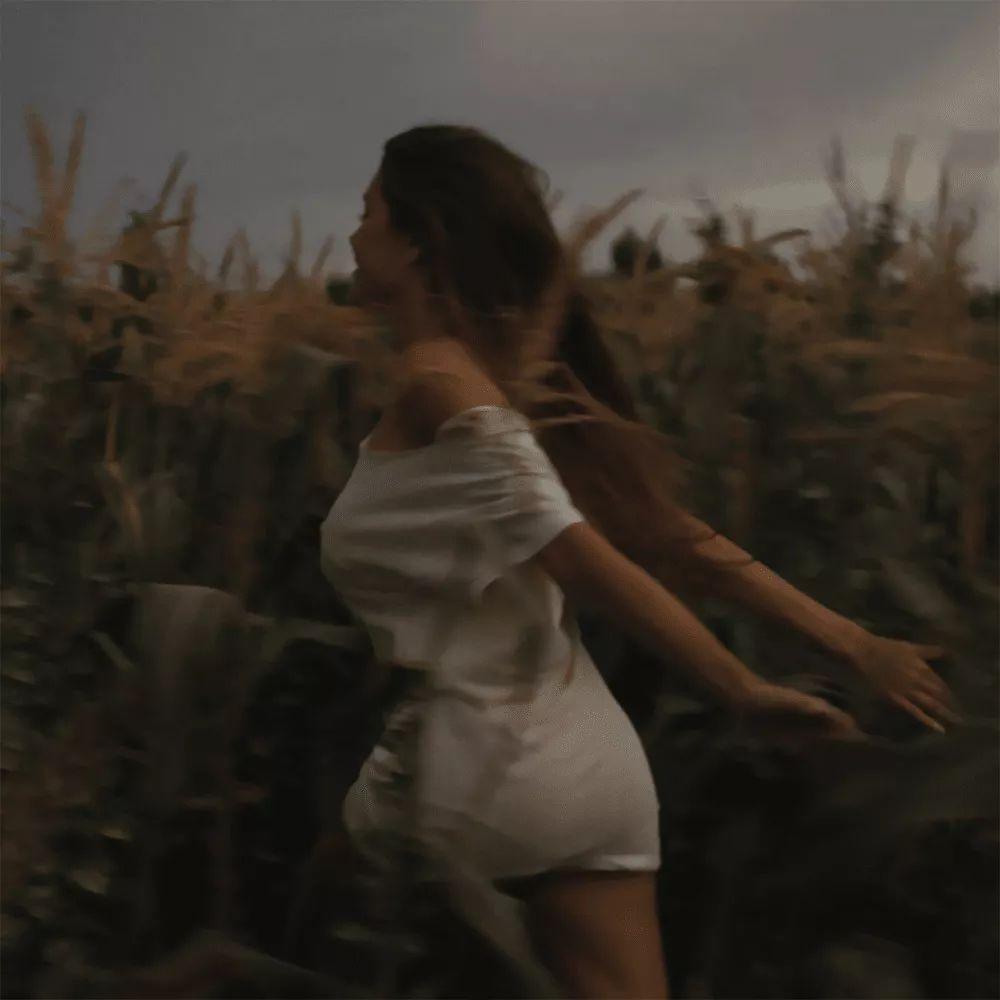 Capa do álbum "Silence Between Songs", de Madison Beer