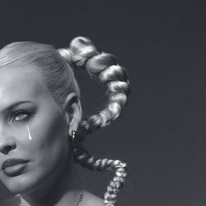 Capa do álbum "SAD B!TCH", de Anne-Marie