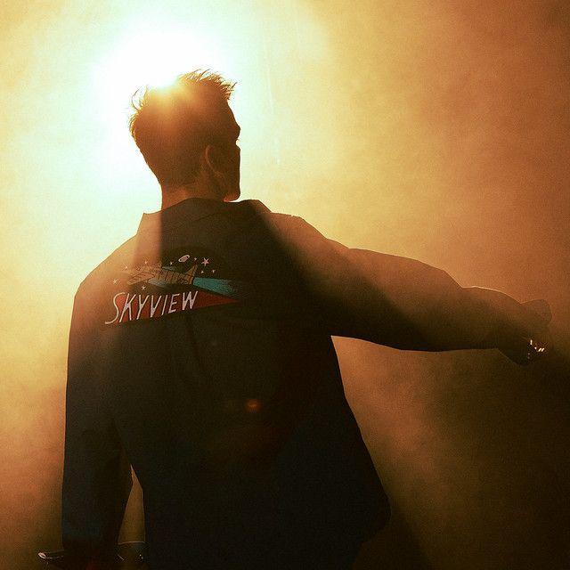 Capa do álbum "SKYVIEW", de AJ Mitchell